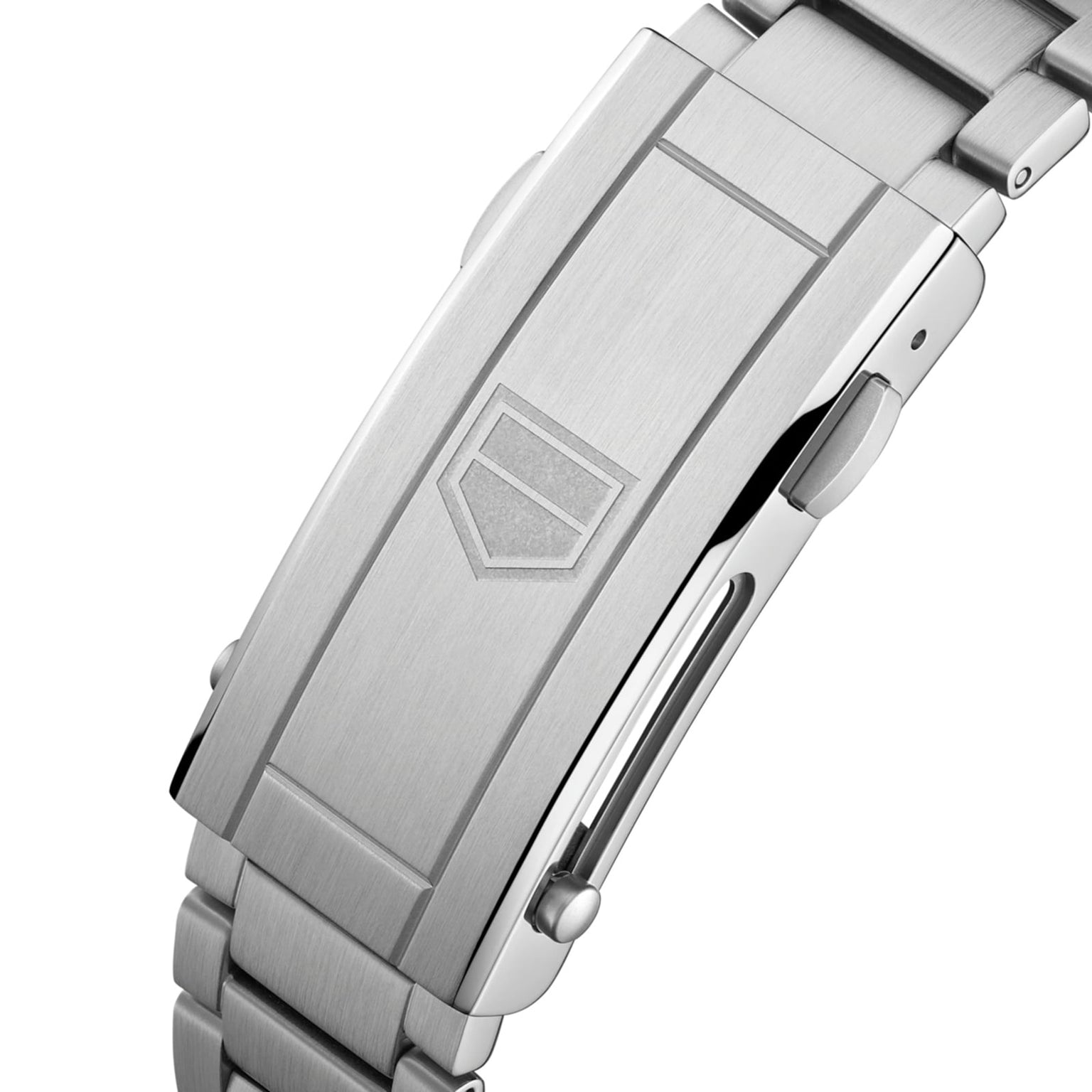 Close-up of the TAG Heuer Aquaracer Professional 1000 Superdiver’s stainless steel clasp featuring an engraved shield logo and brushed finish, emphasizing its exceptional water resistance.