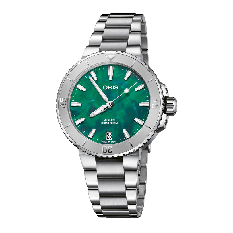 The Oris Aquis Oris X Bracenet features a green marbled dial crafted from upcycled ghost fishing nets, Super-LumiNova silver hour markers, a 6 o’clock date window, and a stainless steel bracelet.