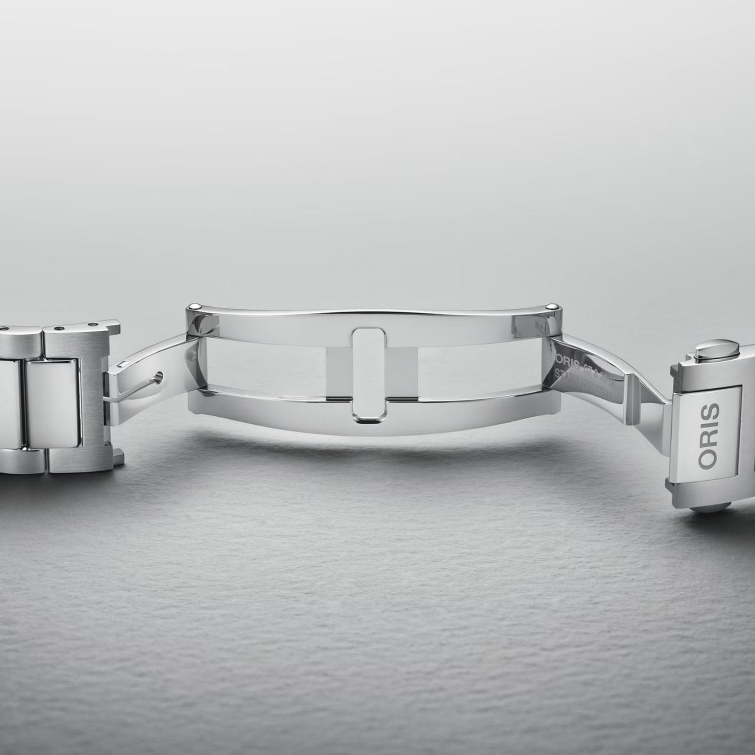 Open clasp of the Oris Big Crown Pointer Date Calibre 473 watch