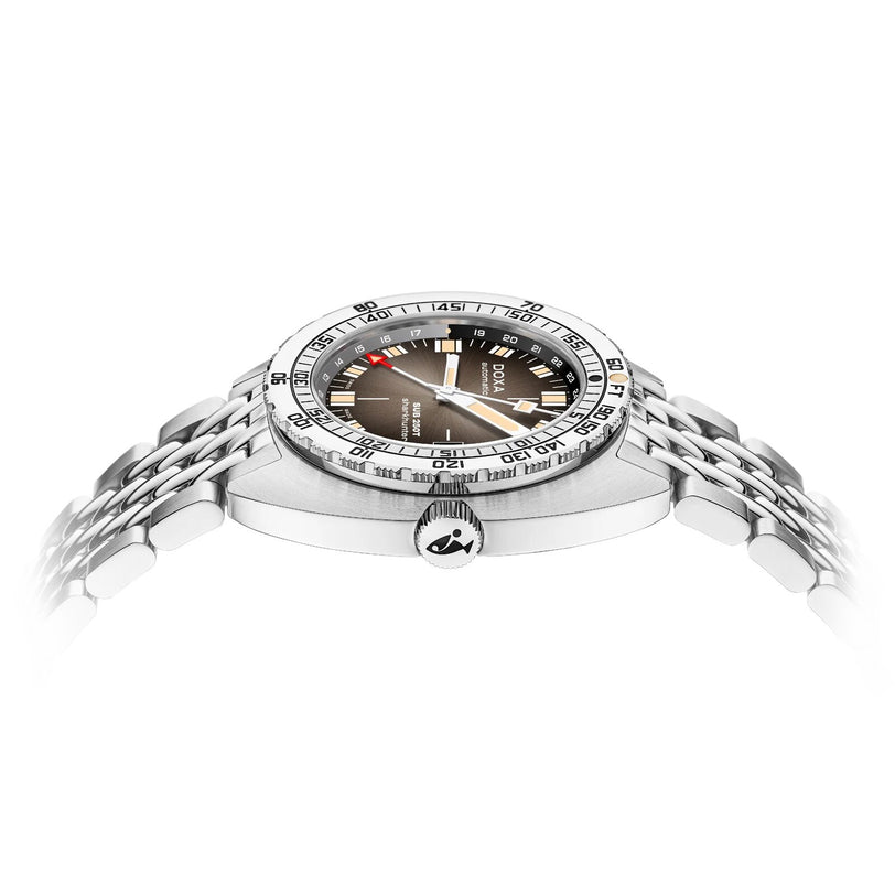 Side view of the DOXA SUB 250T GMT Sharkhunter Vintage, featuring a stainless steel case, black dial, numbered silver bezel, and metal bracelet band.