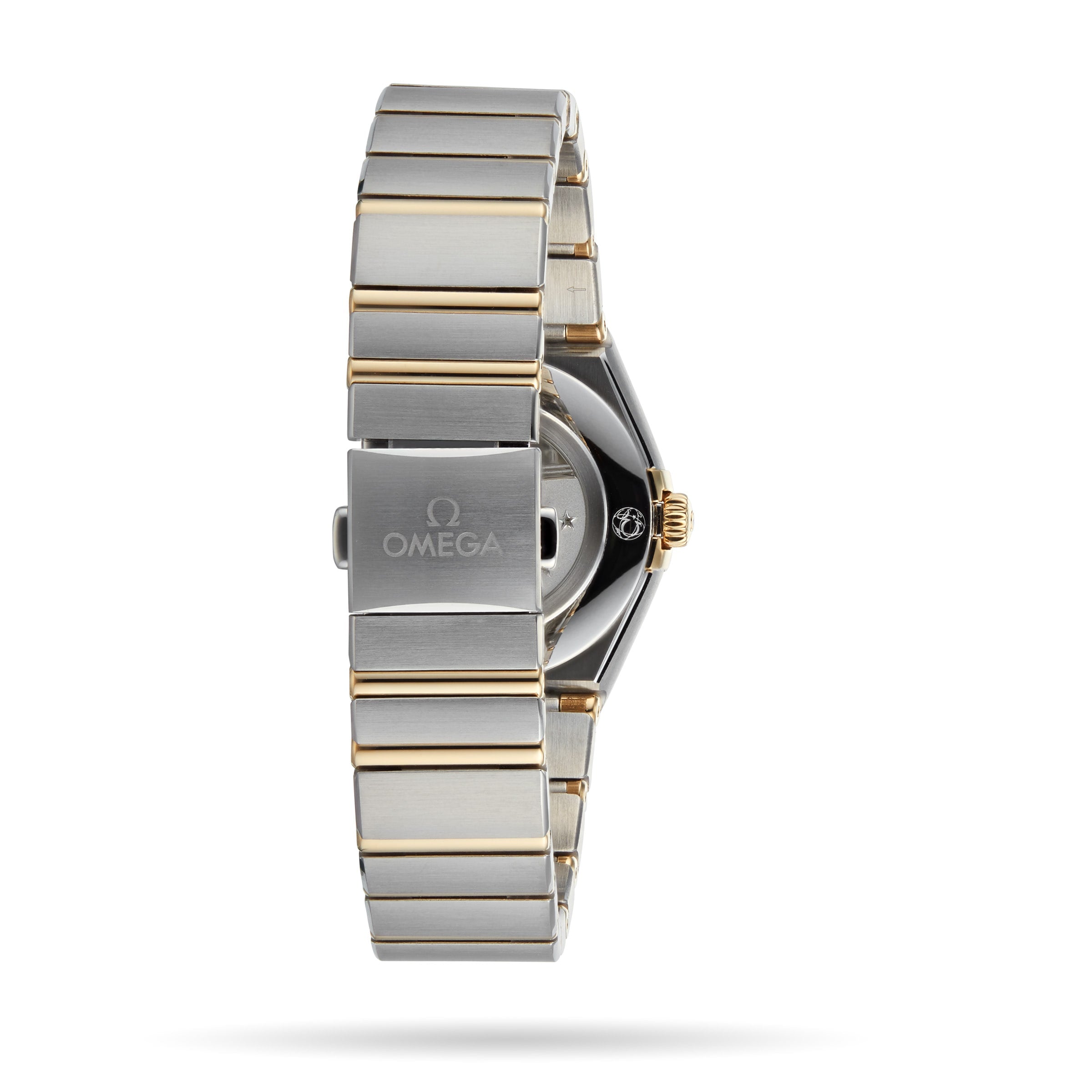 A close-up of the OMEGA Constellation’s two-tone bracelet in 18K yellow gold, showing the Omega logo engraved on the clasp.