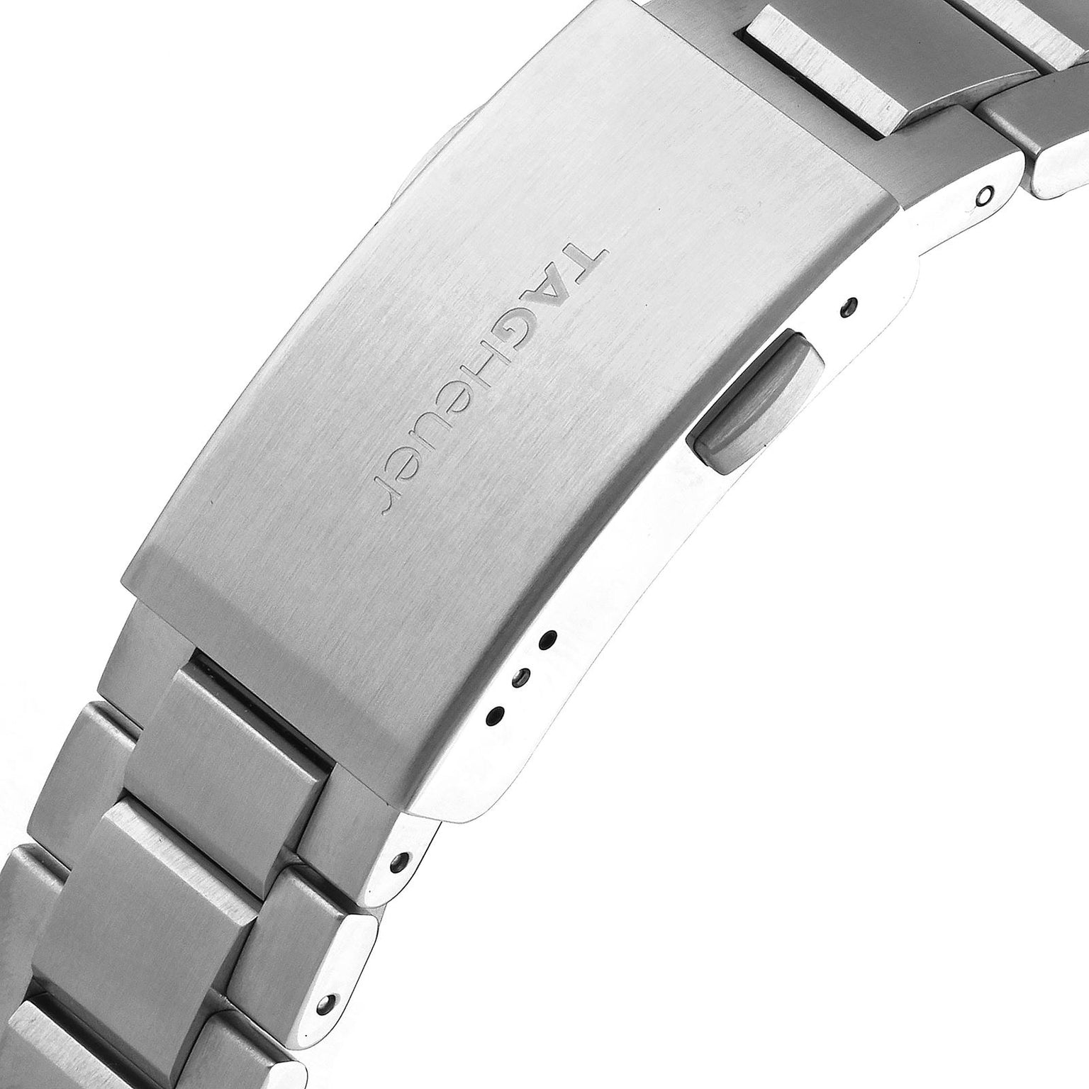 Close-up of the TAG Heuer Aquaracer’s brushed stainless steel clasp and bracelet, featuring the brand logo, secure deployment mechanism, and sporty design ideal for this water-resistant watch.
