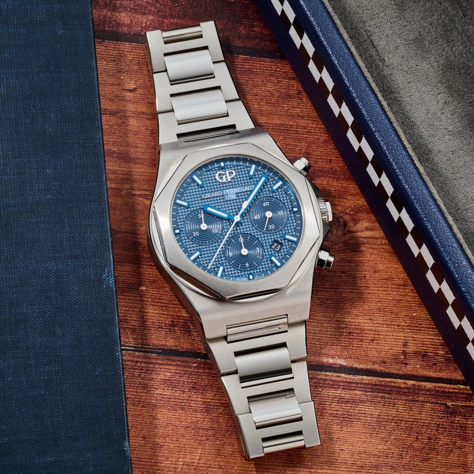 Girard-Perregaux Laureato Chronograph 42