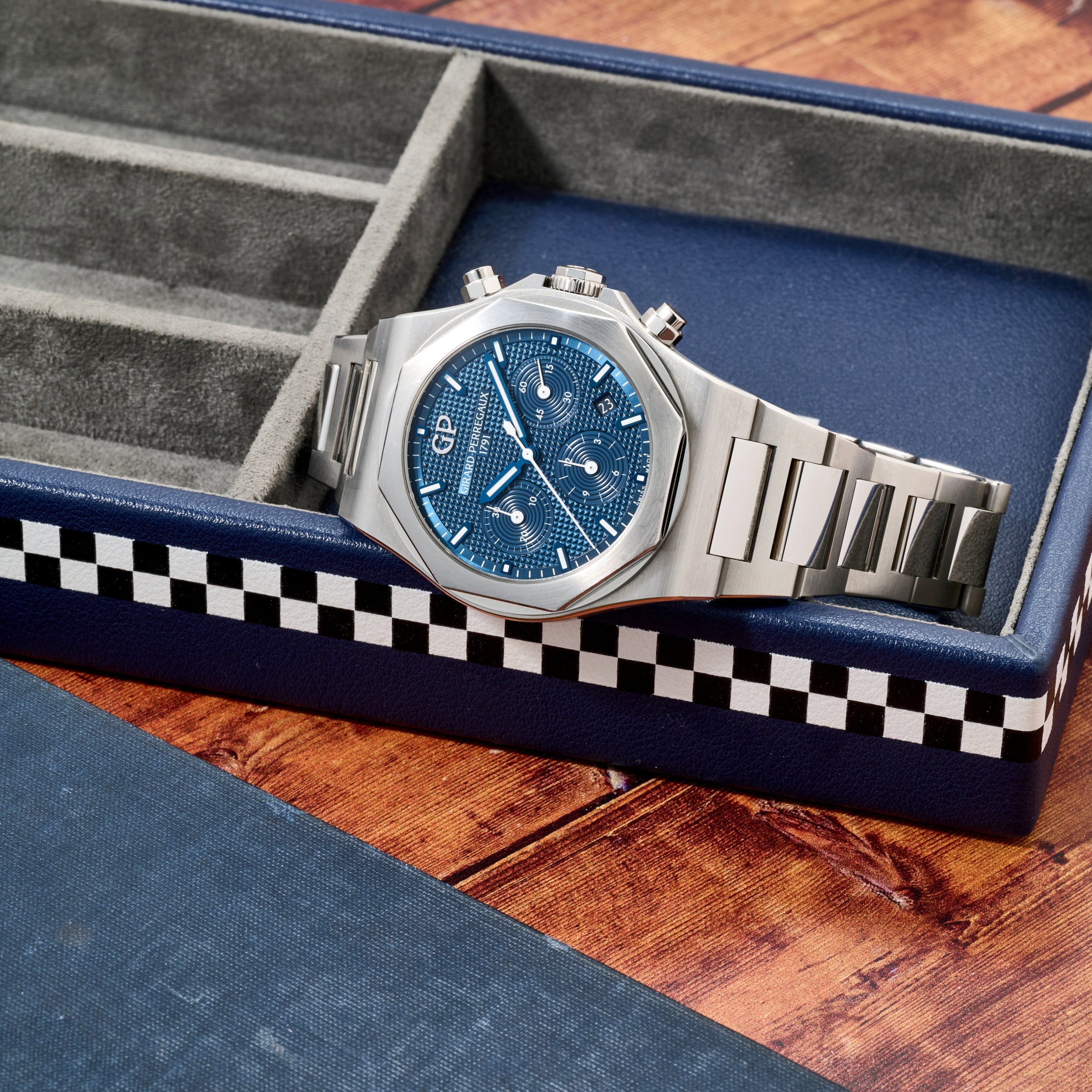 Girard-Perregaux Laureato Chronograph 42