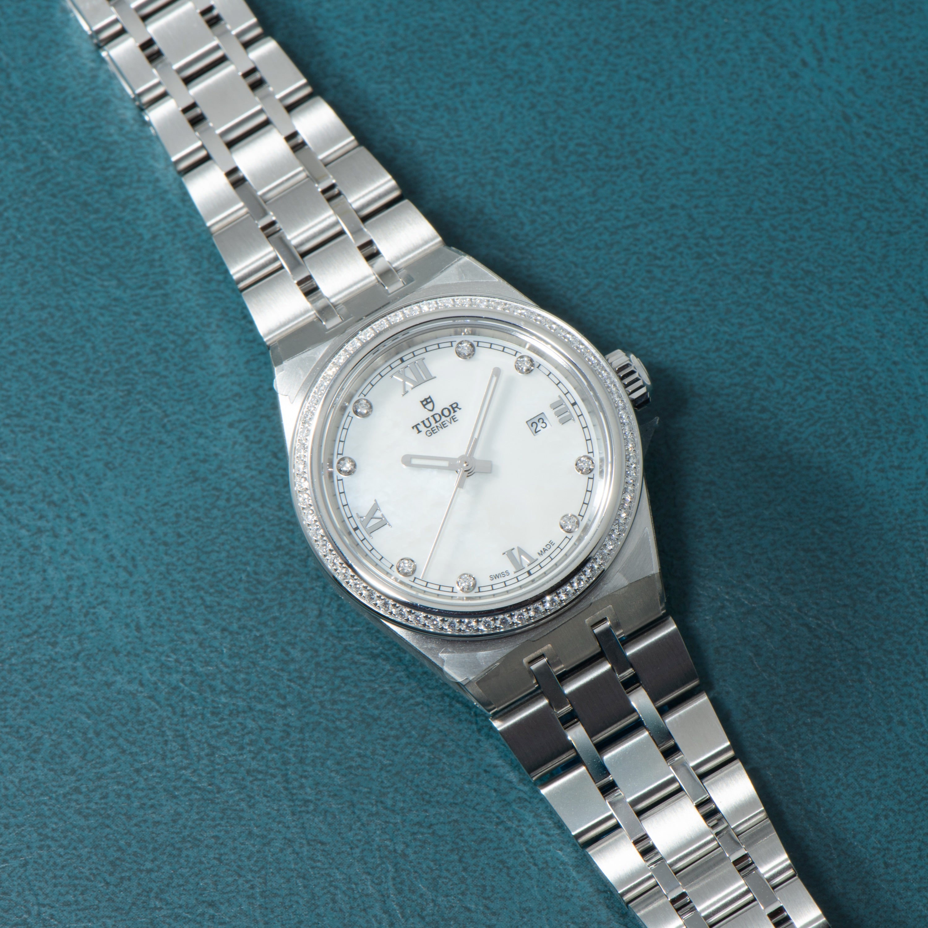 Royal | 28mm, Steel, White Dial