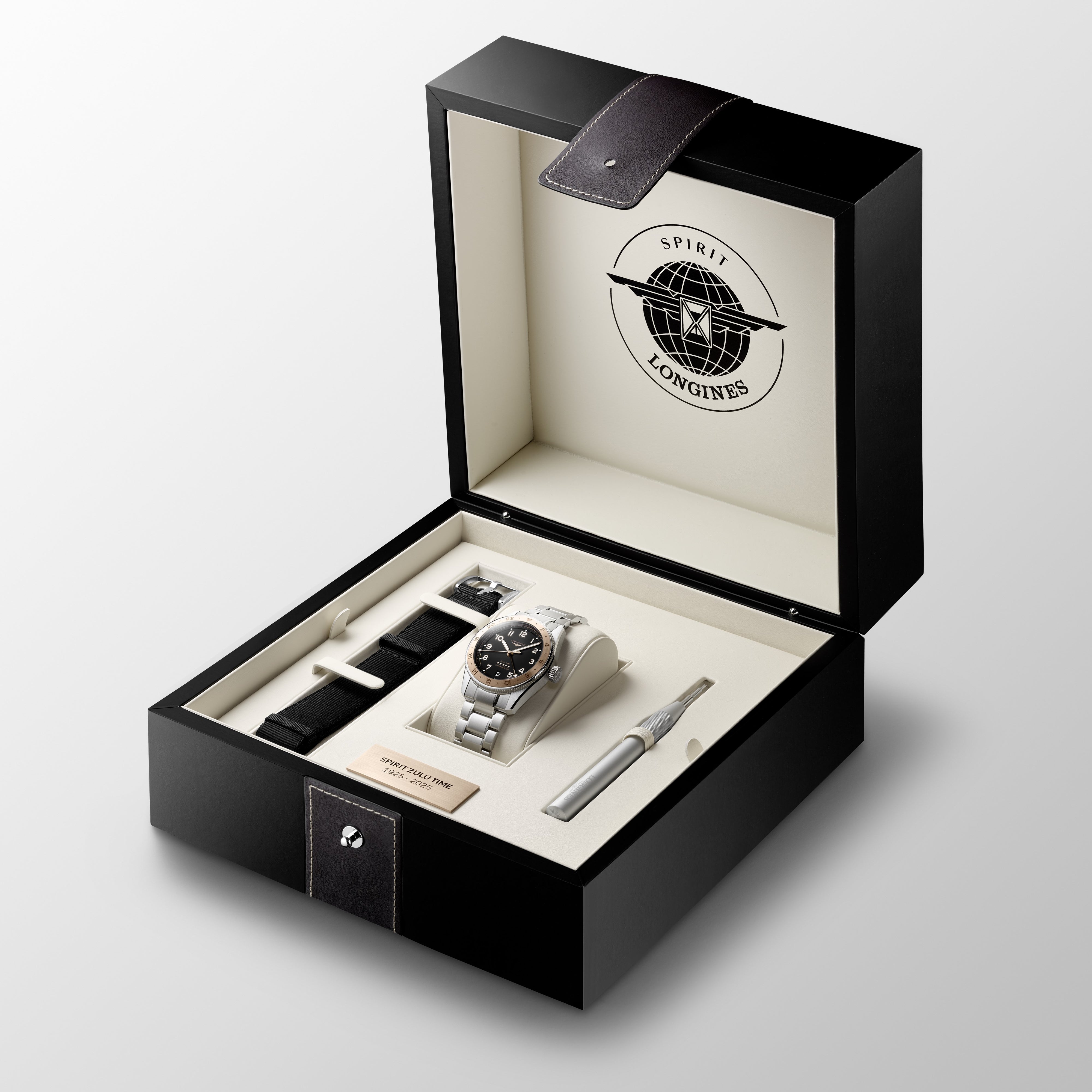 Watch box of the Spirit Zulu 1925 contains additional strap 