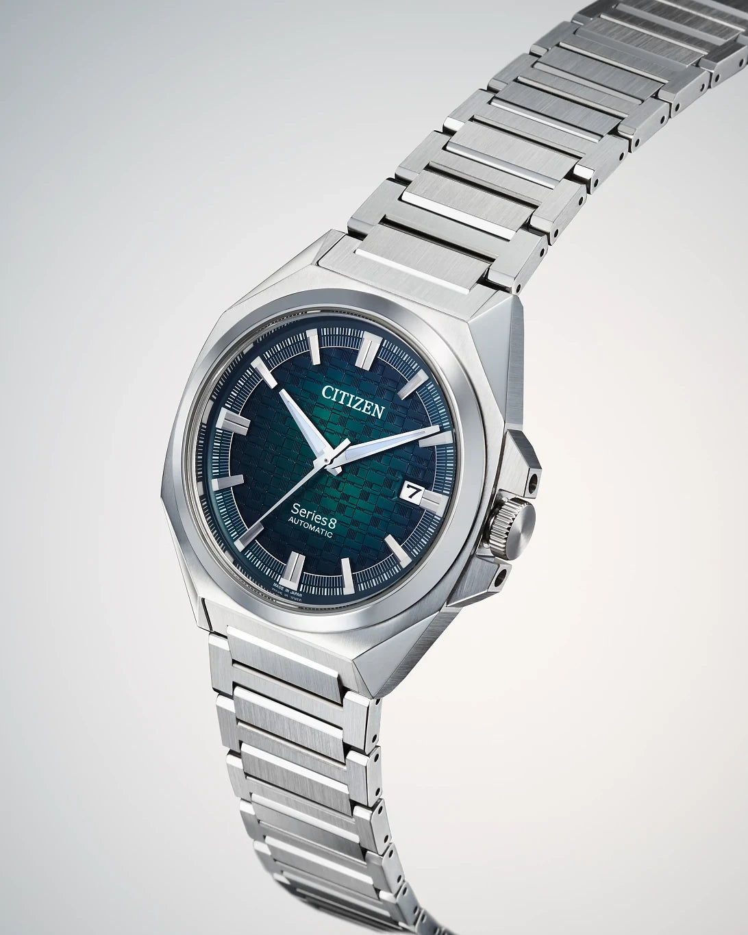 Series8 831 Green | 40mm, Stainless Steel