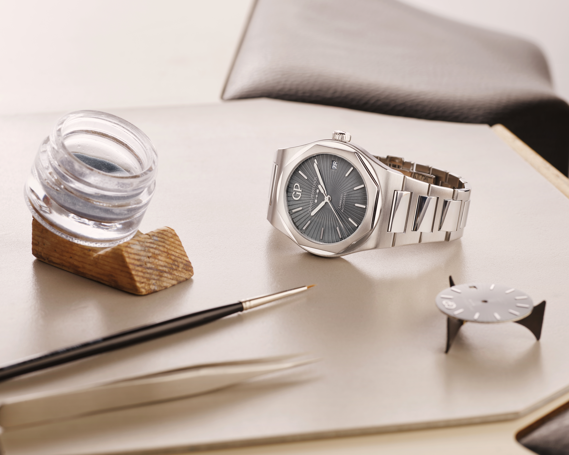 Girard-Perregaux Laureato Infinite Grey Enamel