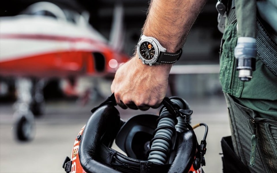 pilot-holding-helmet.jpg